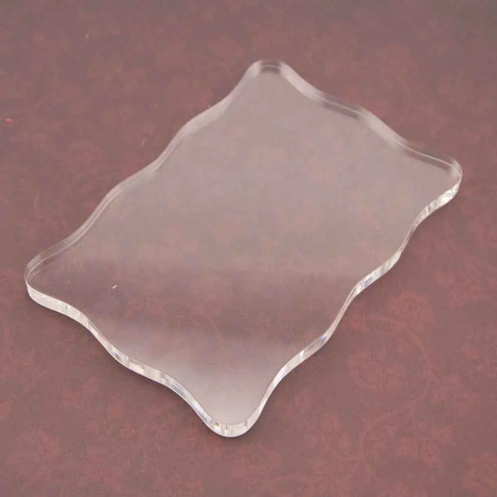 предметы из акрила для ванной комнаты. столик журнальный стеклянный куб. пластмассы в интерьере. куб из стекла с подсветкой. предметы в акриле сувениры.