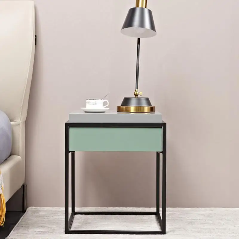 Прикроватный столик в скандинавском стиле узкий и современный с коваными краями