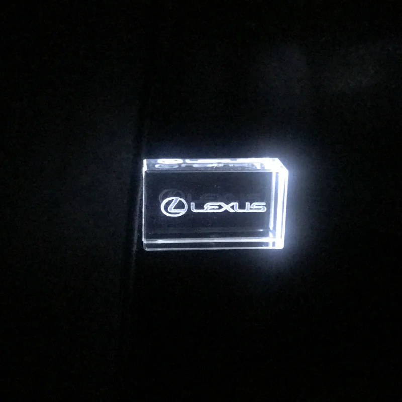 Lexus автомобильный брелок с логотипом модель белого и желтого цвета синий красный