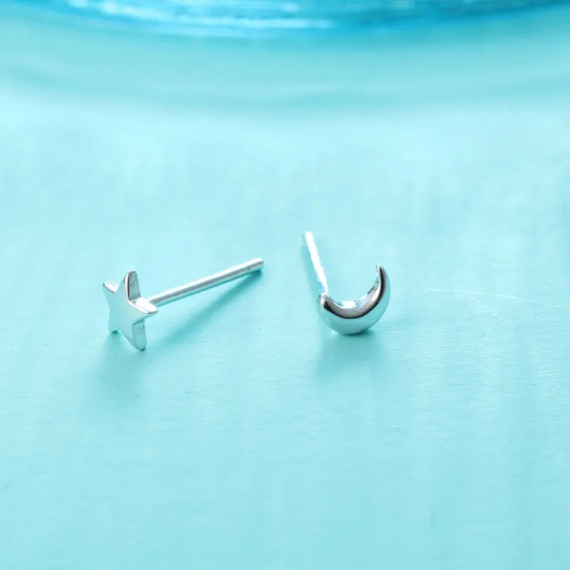 Серьги-гвоздики Асимметричные из серебра 925 пробы с Луной и звездами | Украшения