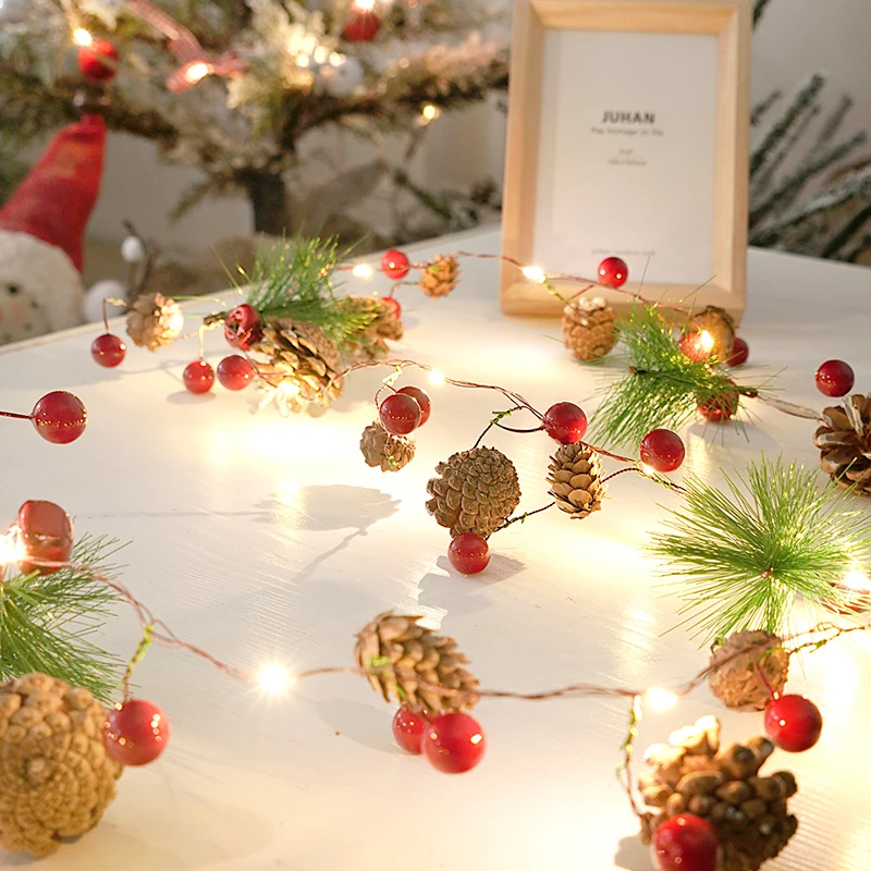 Сказочные сосновые конусы с красными бусинами на батарейке медная проволочная