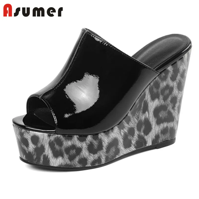 Женские босоножки на танкетке ASUMER леопардовые вечерние из лакированной кожи с