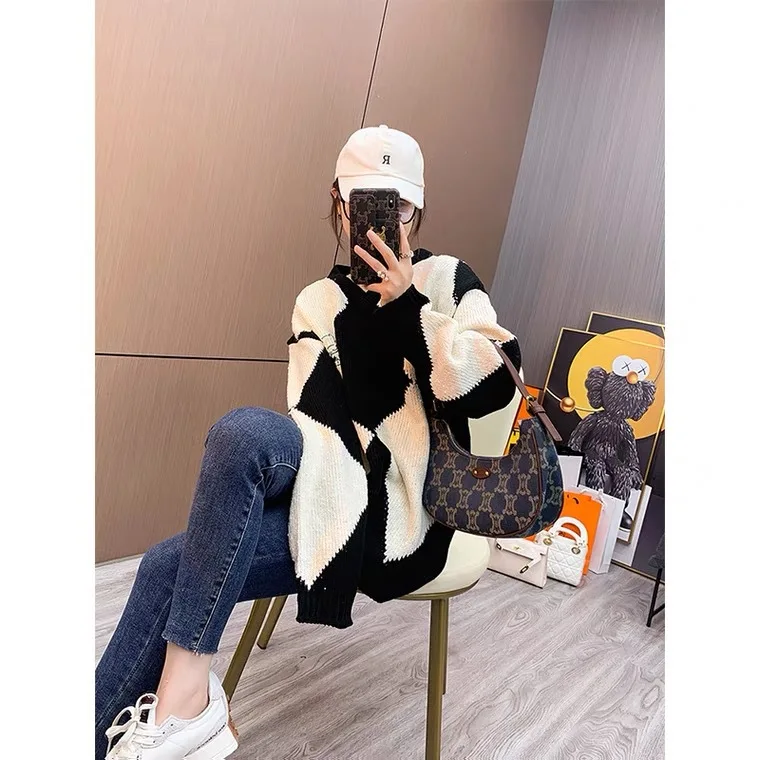 

Women Sweater 2021 Winter New Product Black and White Diamond Check Wool Sweater Embroidery Cat Loose Pullover Vneck Sweater
