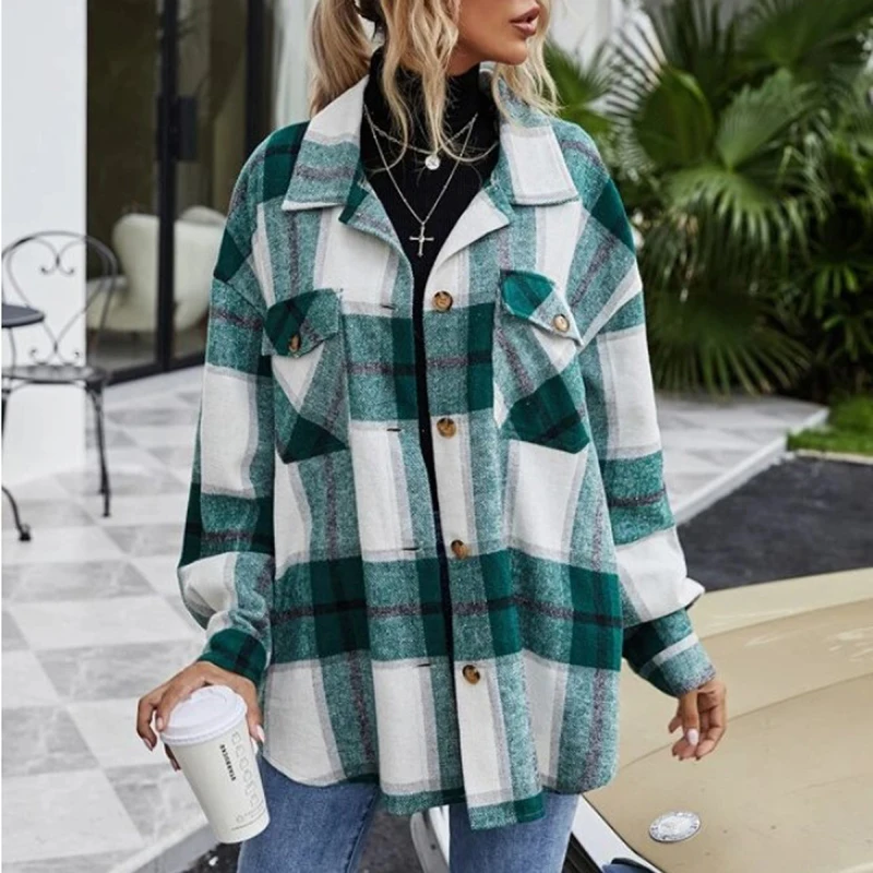 Женская клетчатая куртка с отложным воротником длинным рукавом и нагрудными