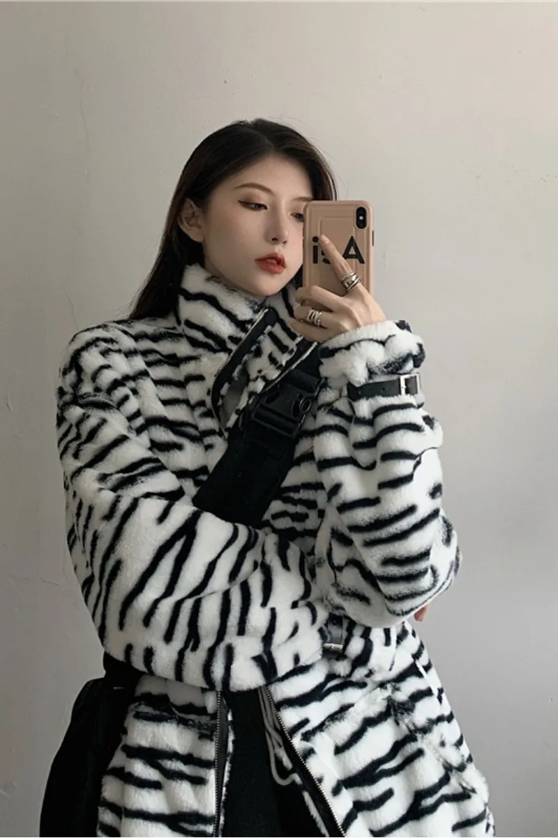 

Rewind autumn and winter loose black and white zebra print Rex rabbit fur stand-up collar plush cotton jacket