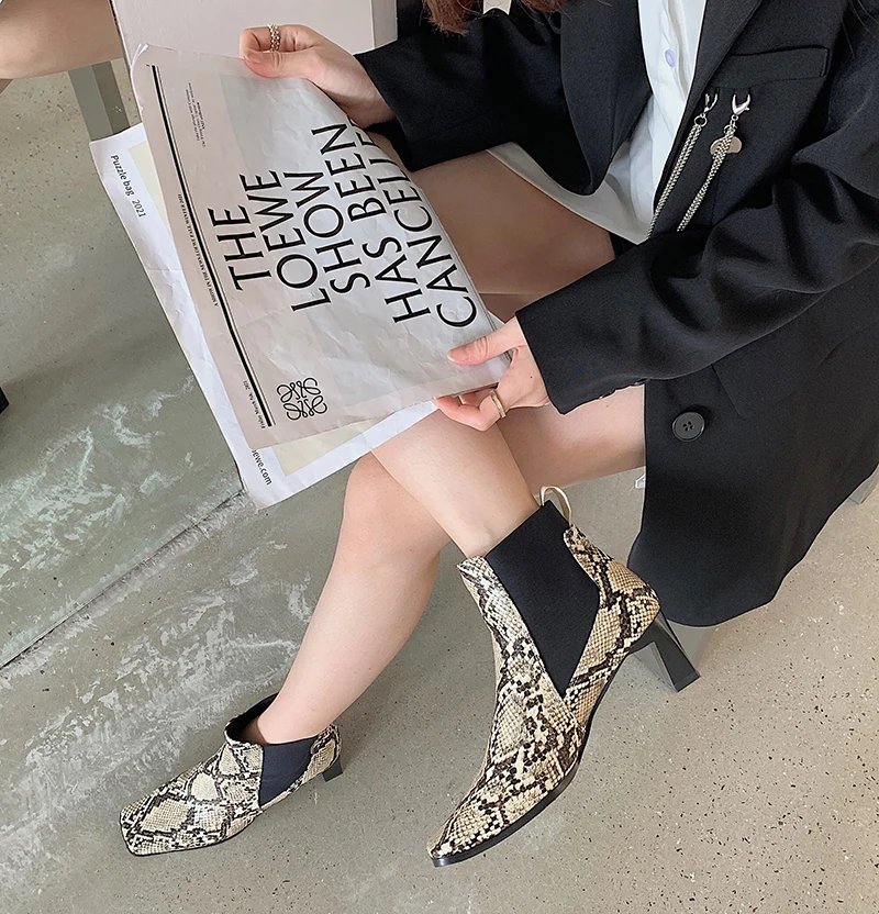 Женские ботильоны со змеиным принтом короткие ботинки челси на толстом высоком