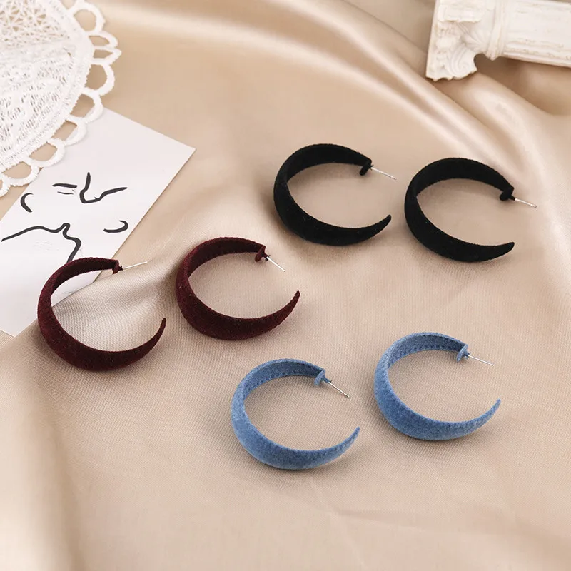 

South Korea's new winter sea blue earrings temperament velvet circle stud earrings female senior feeling joker