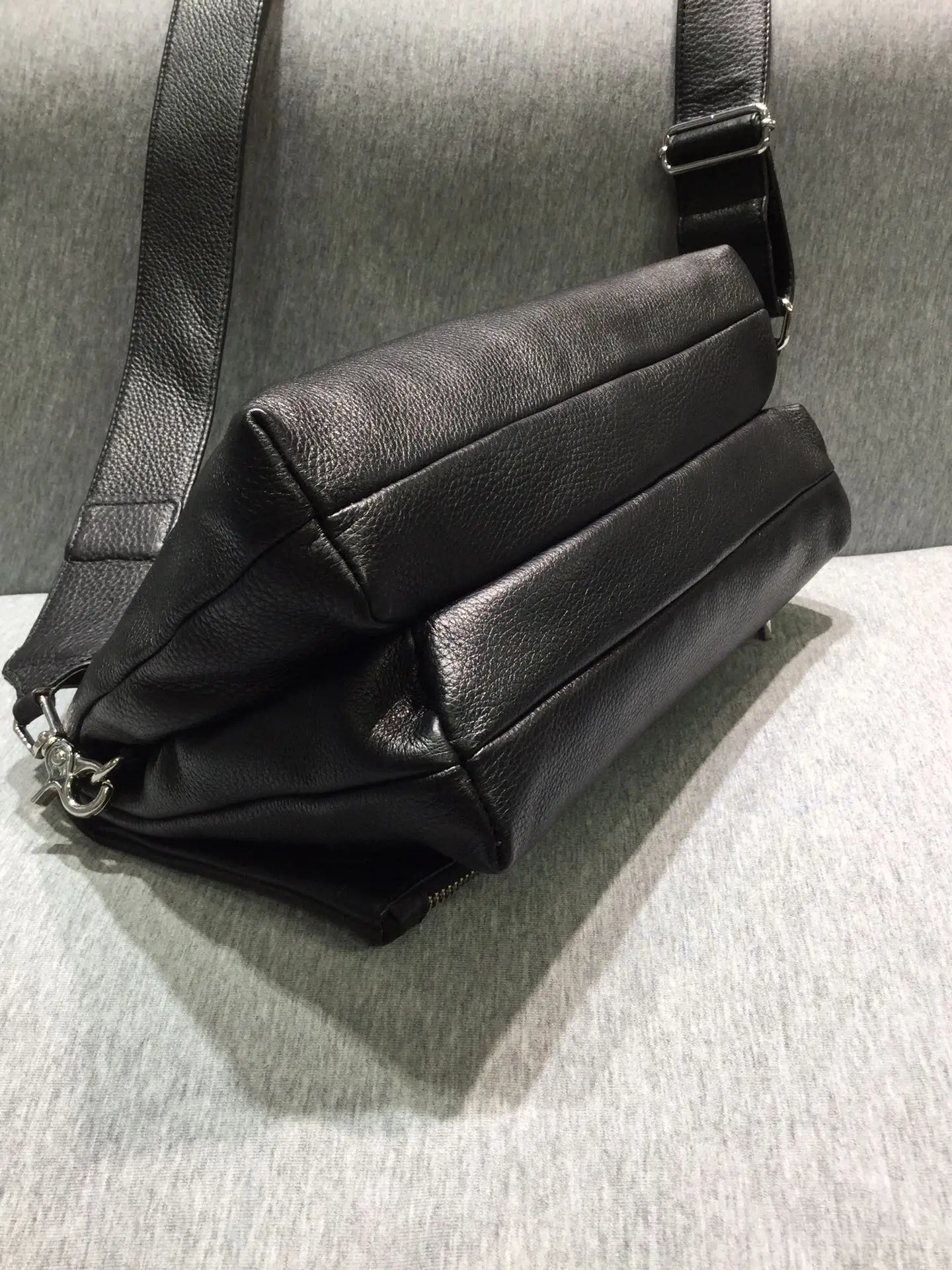 

In Stocks Wholesale Handbag Real Leather Fashion Personality Wings Decorated Chains Red Messenger Bag Single Shoulder Bag