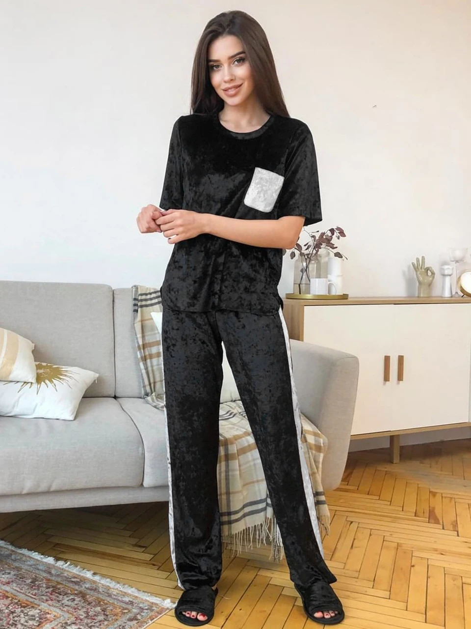 

Женский бархатный комбинезон с коротким рукавом и круглым вырезом