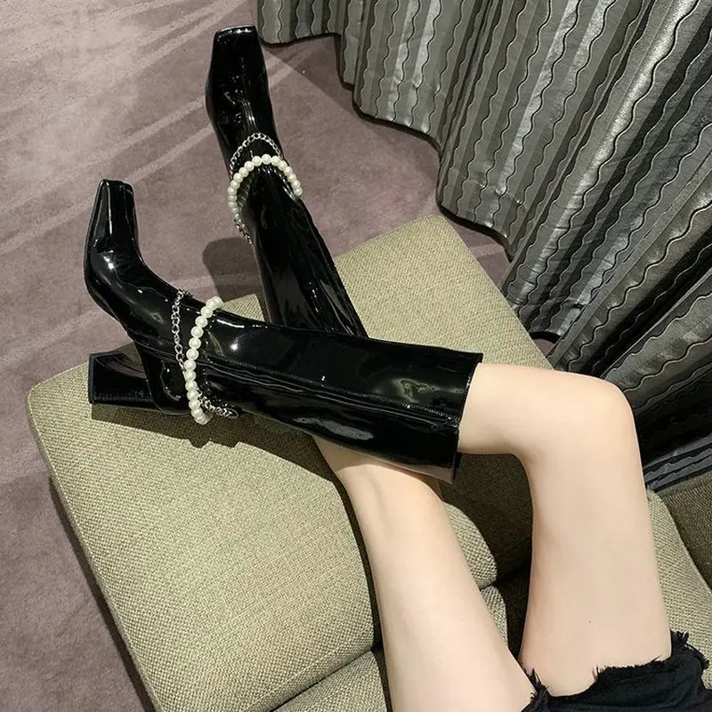 Черные ботинки Модные высокие сапоги с жемчугом и цепочкой Дизайнерские Сапоги
