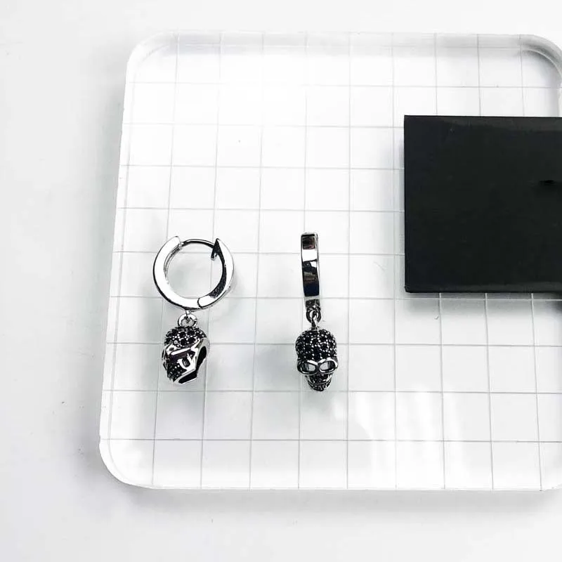 Серьги-кольца с застежкой в виде черепа из серебра 925 пробы фианитами | Украшения