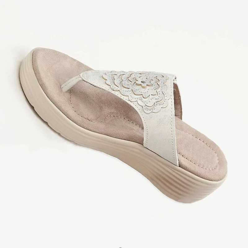 

Low Big Size On A Wedge Rubber Flip Flops Shoes Woman 2021 Slippers Summer Pantofle Flower Hawaiian New Slides PU Fabric Hoof He