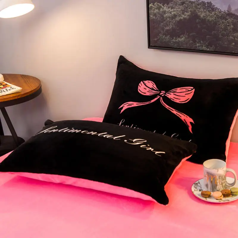 Набор постельного белья из черной фланели "Роскошное тепло" с розовой бантовой наволочкой, двуспальным и односпальным размером.