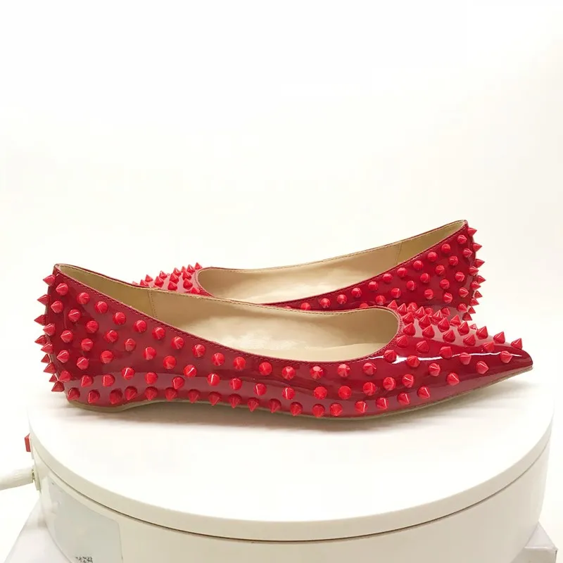 Zapatos planos de punta con tachuelas y remaches para novia, calzado informal de diseñador, de charol rojo, Envío Gratis