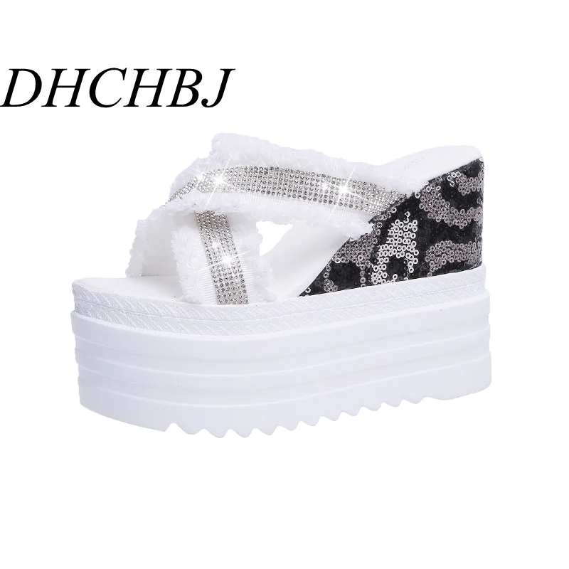 Летние женские шлепанцы пляжная обувь 2020 женская на средней танкетке тапочки