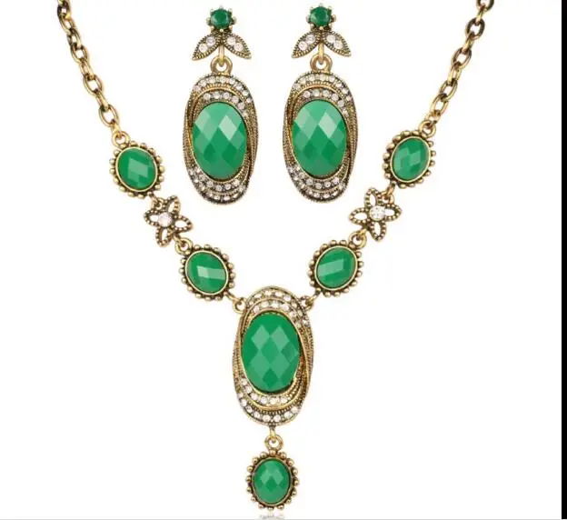 

Комплект из колье и серёг, в стиле ретро