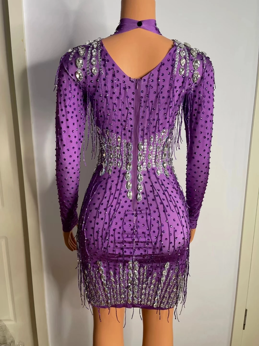 Женский наряд для празднования дня рождения со стразами фиолетовое мини-платье с