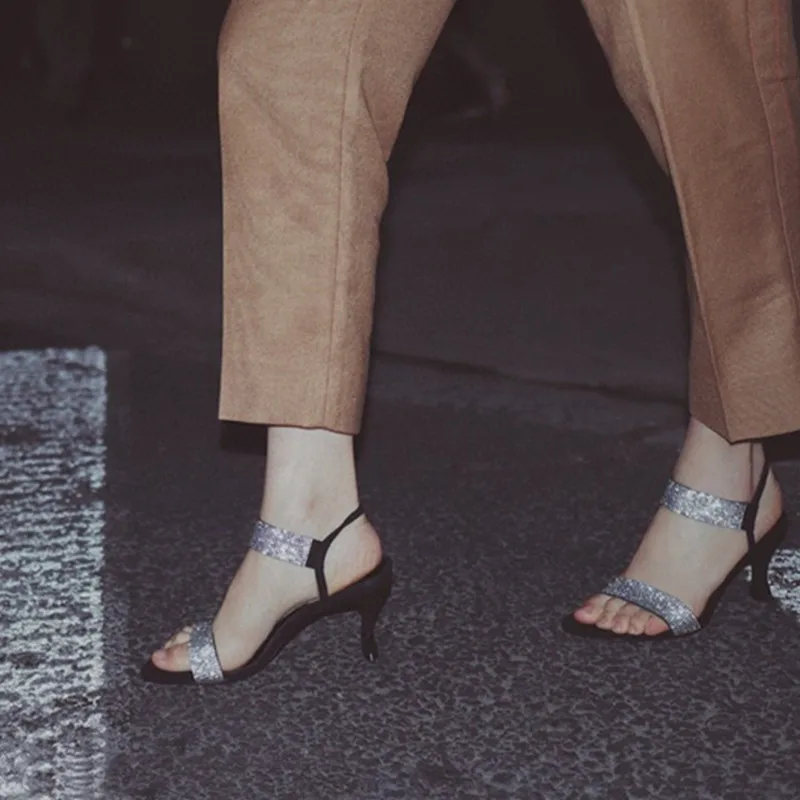 Женские сандалии 2020 Летние черные кожаные с открытым носком украшенные