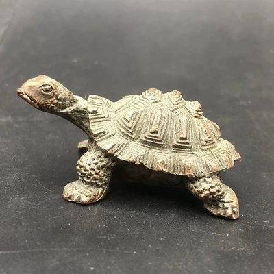 

Антикварное украшение старой красной медной маленькой черепахи чайного питомца