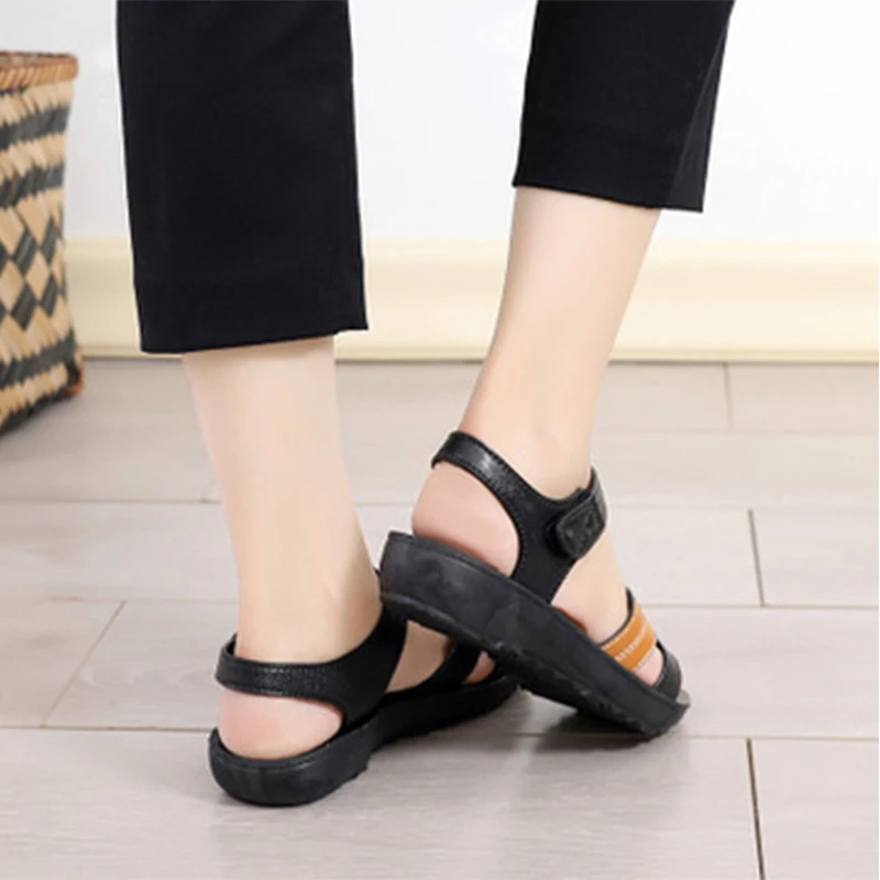 Женские сандалии с открытым носком на липучке плоской подошве удобные пляжные