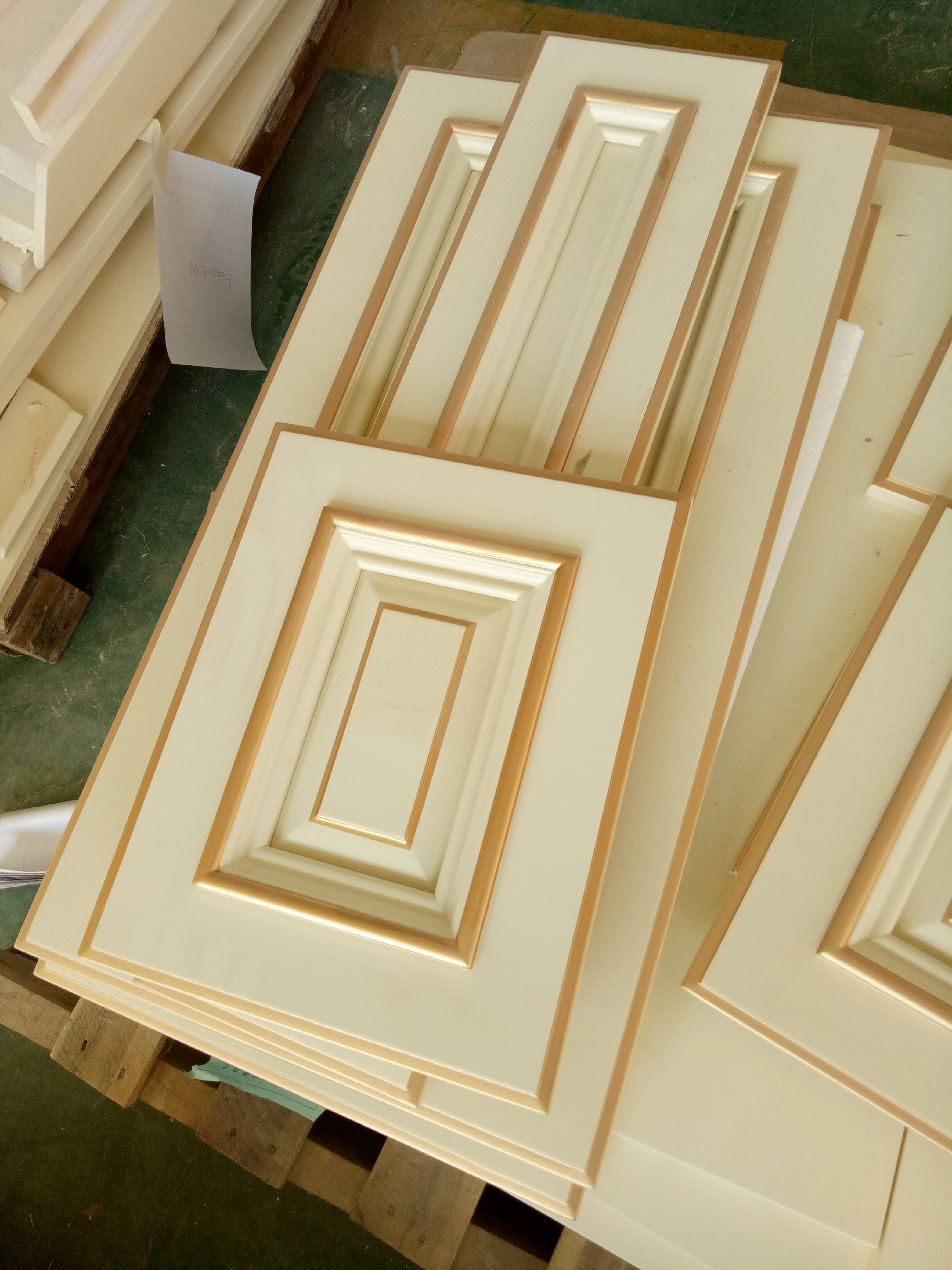 Off White Classical Solid Wood Kitchen Cabinet With Grace Gold Touches | Обустройство дома