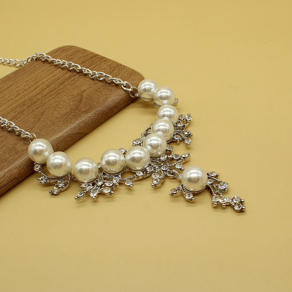 

Hot Sales Crystal Rhinestone Imitation Pearls Chunky Pendant Necklace Korean Flower Metal Sweater Chain Necklace For Women