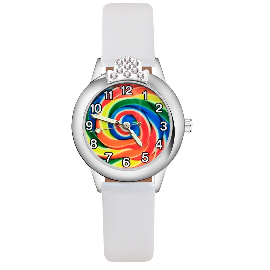 С яркими рисунками из мультфильма про динозавров леденец на палочке с украшением