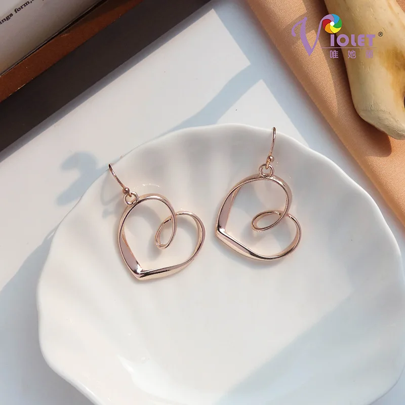 

Qingdao headstream factory accessories Europe and the United States cold wind simple heart-shaped pendant earrings women support