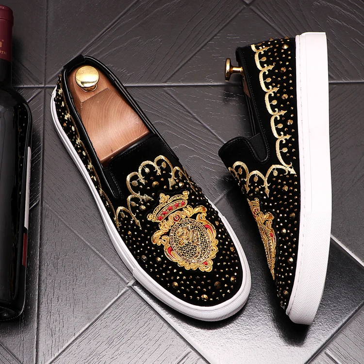 

Мужские лоферы 2021 вышитые легкие на плоской подошве повседневные металлические золотые заклепки мужские слипоны мягкая кожаная обувь для ...
