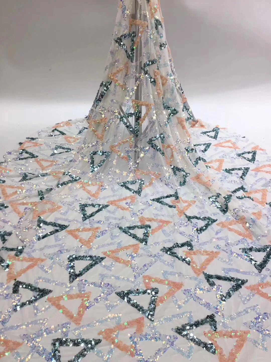 

2020 New Design Sequins Lace Fabric French Lace Fabric High Quality Nigerian African Tulle Sequins Lace Wedding Fabric KFJ20115