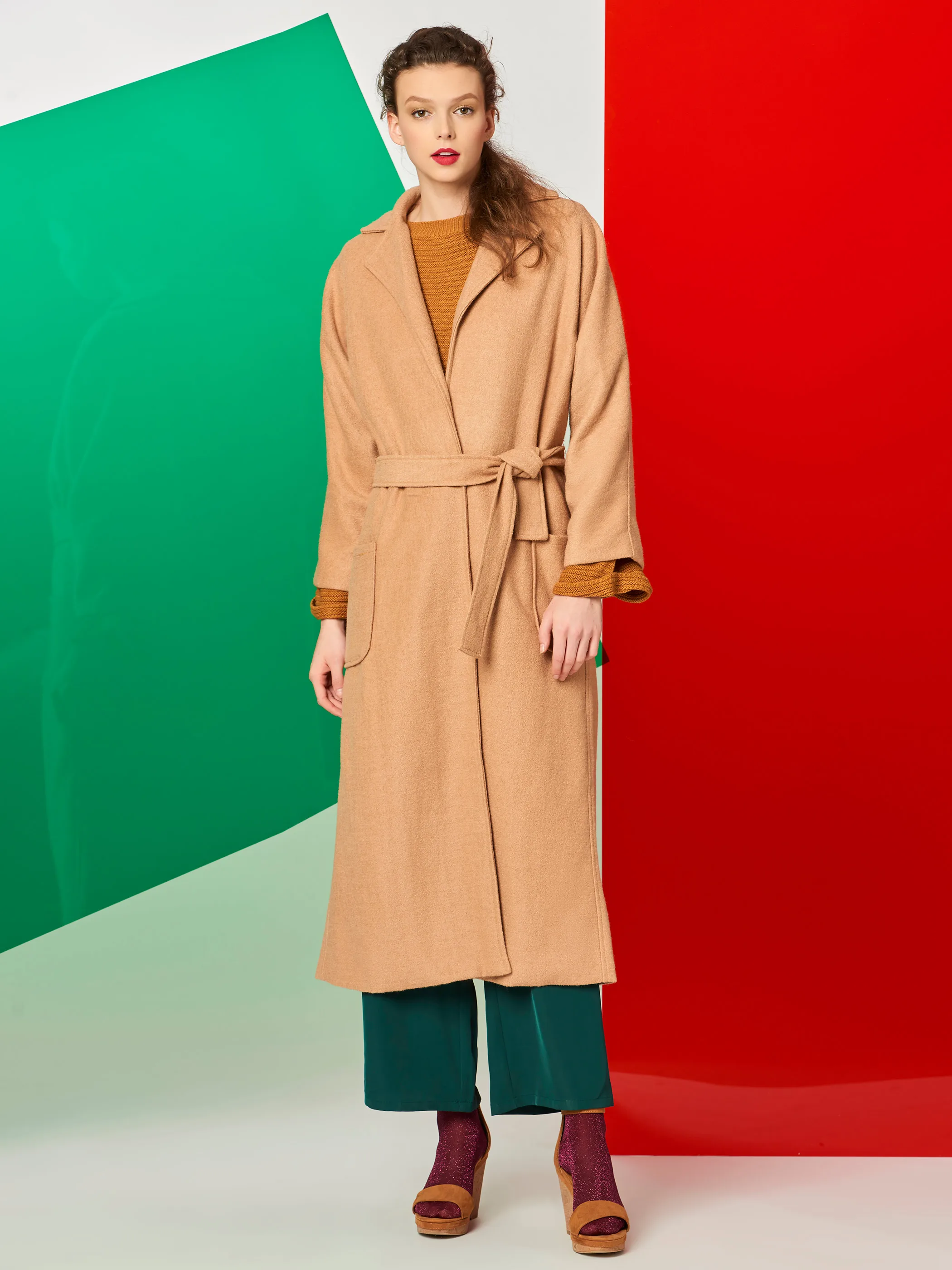 Женское длинное шерстяное пальто элегантное однотонное офисное с лацканами