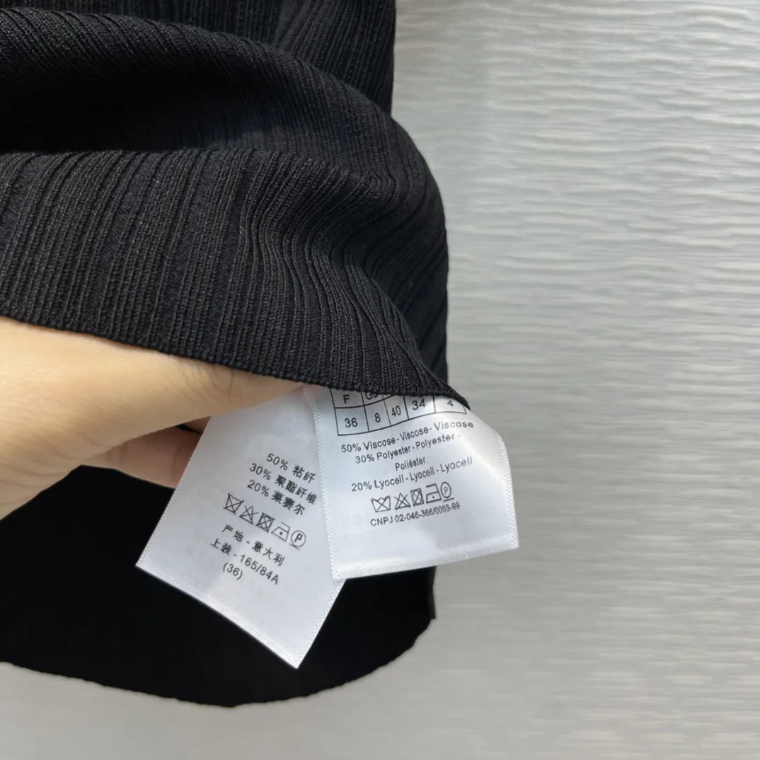 

Casual Knitted Tshirts Women Autumn 2021 High Quality V-neck Short Sleeve Solid Tops Luxury Brand Vertical Striped Knitted Tops