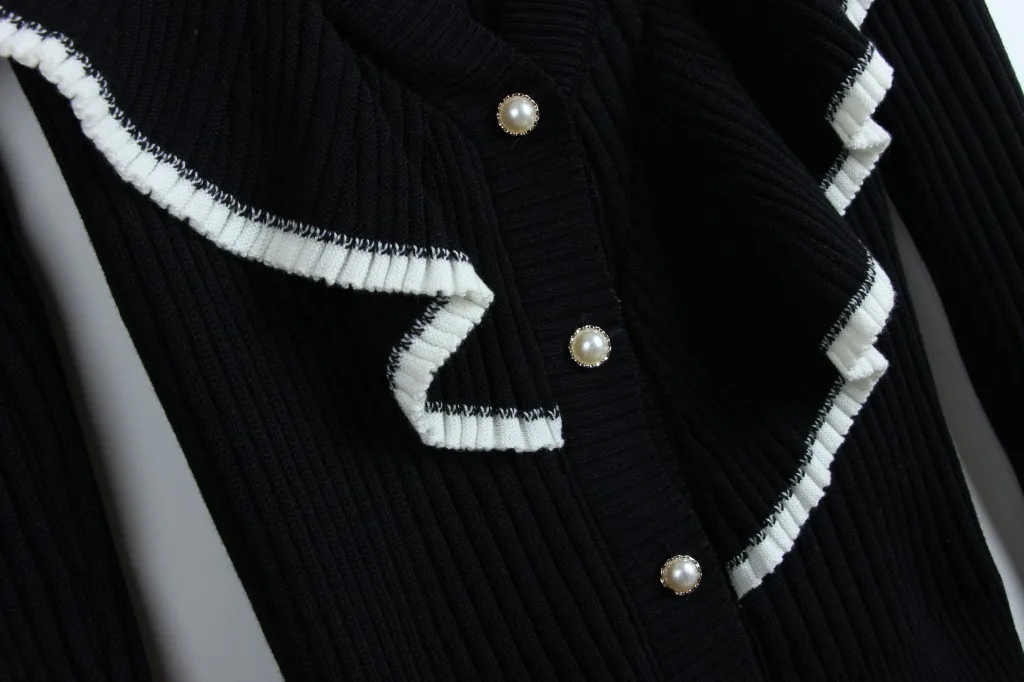 Кардиган женский трикотажный однобортный с V образным вырезом и оборками| |