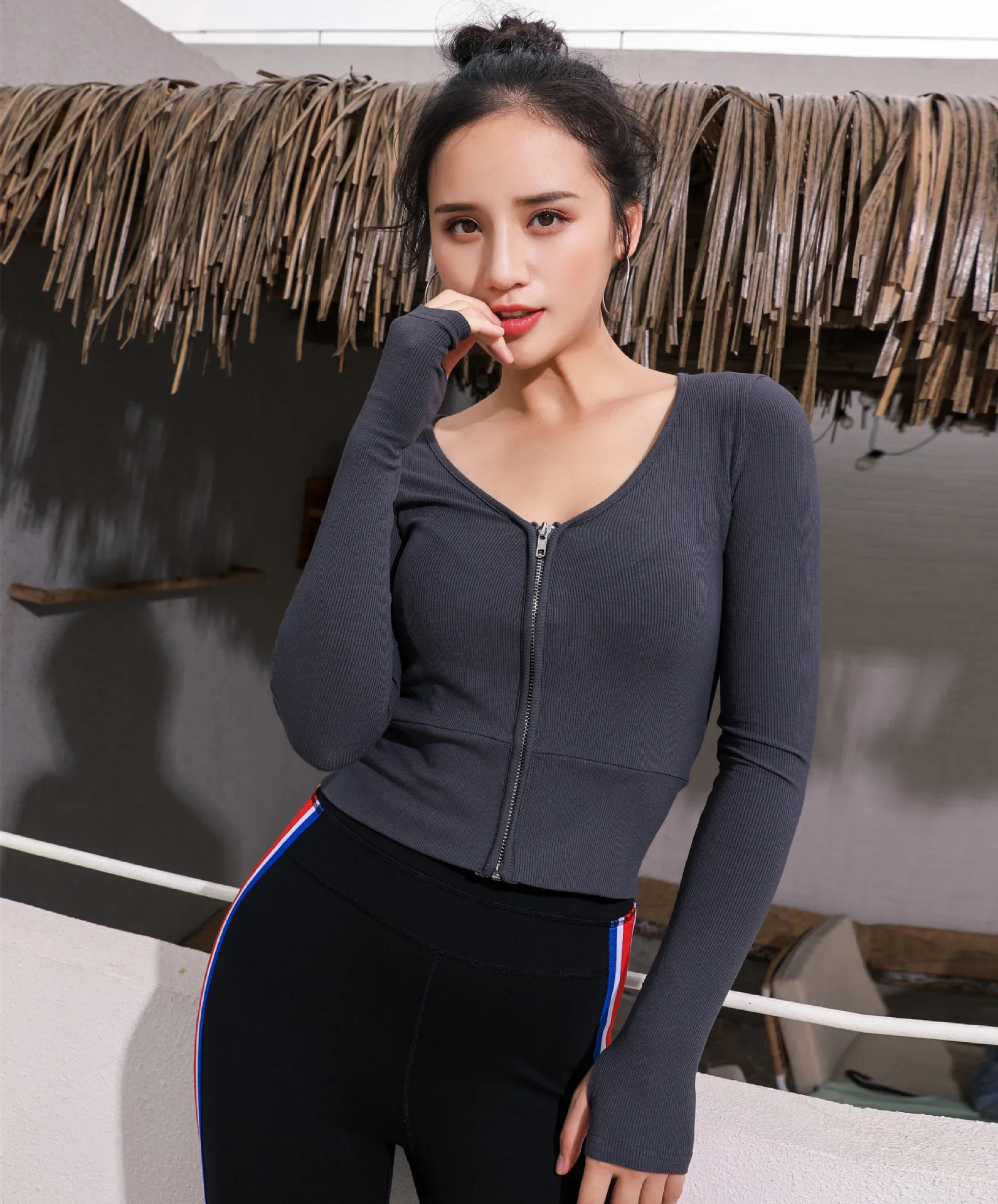 Женская куртка с длинным рукавом и глубоким V-образным вырезом на молнии для бега