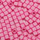 100 шт. куб 26 букв алфавита розовые акриловые бусины с белыми буквами для девочек Свободные Spacer Бусины для изготовления ювелирных изделий Diy для женщин детей браслеты 6X6MM
