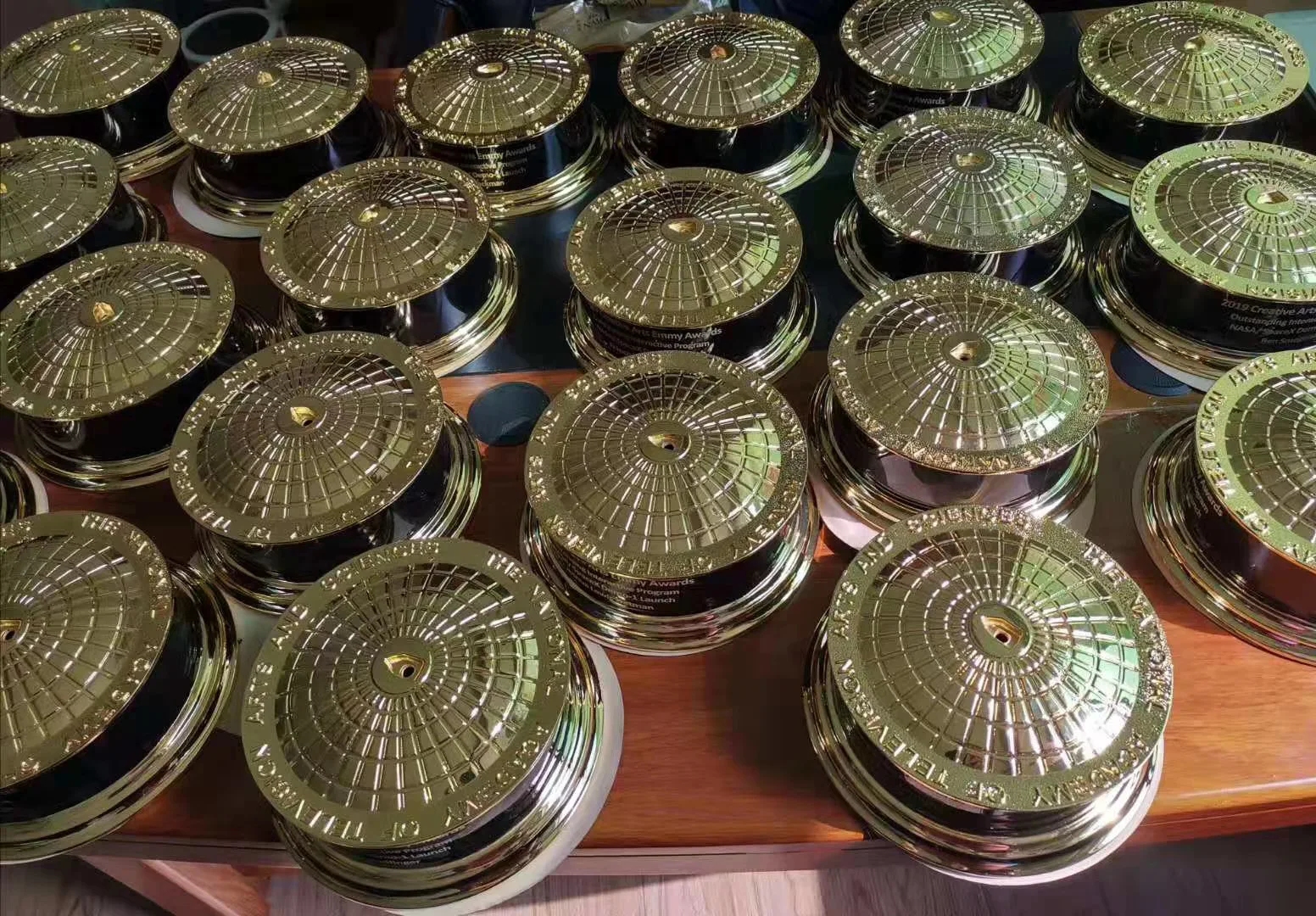 

Creative Zinc Alloy Full Size 39CM/28CM Replica Emmy Metal TV Movie Music Trophy Souvenirs Emmy Award Free Engraving