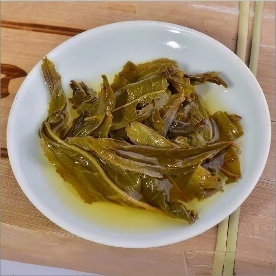 Китайский Юньнань 357 г Золотой лист необработанный ПУ чай без чайника Seven You puerh