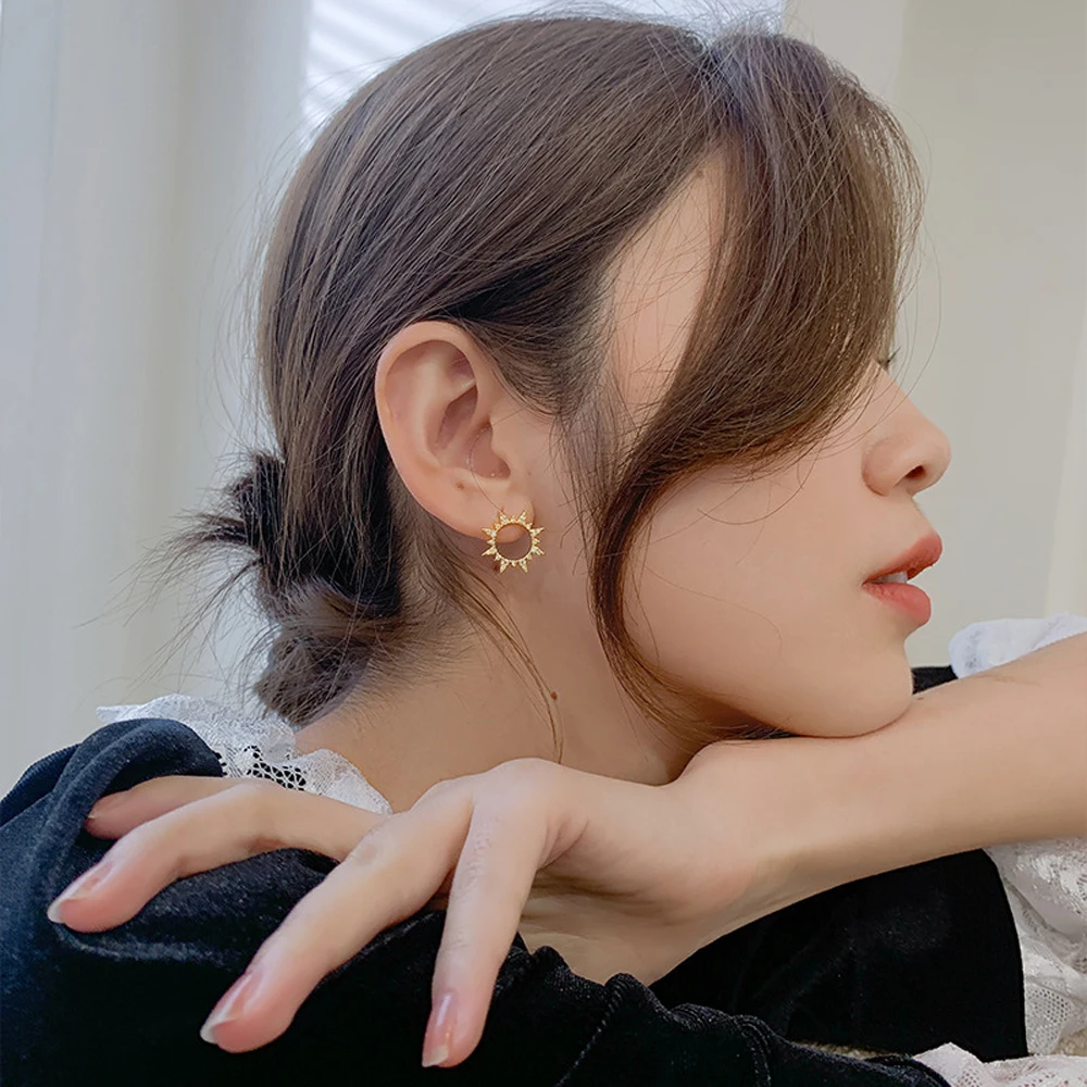 

Minimalist Summer Sunflower Stud earrings Female Delicate Light Luxury Earrings Contracted Fashion Design Earrings Niche
