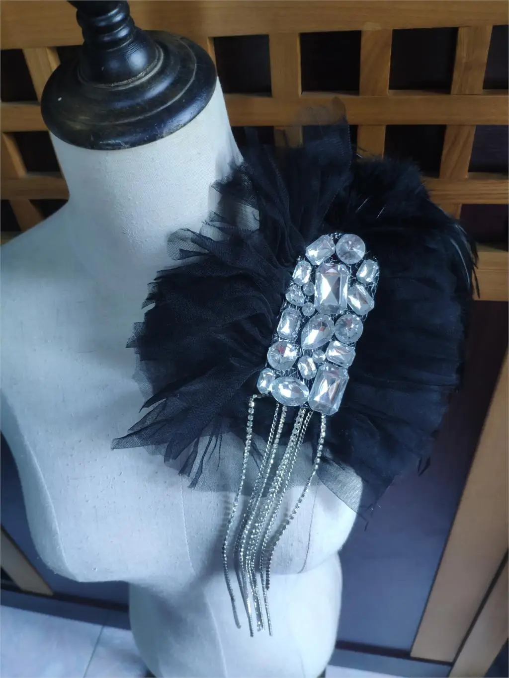 Эполетка с кисточками ручной работы большая брошка через плечо эполеты шипы