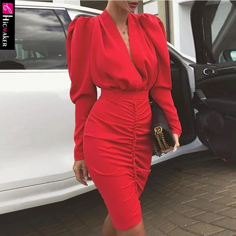 Женское вечернее платье с глубоким вырезом облегающее плиссированное на