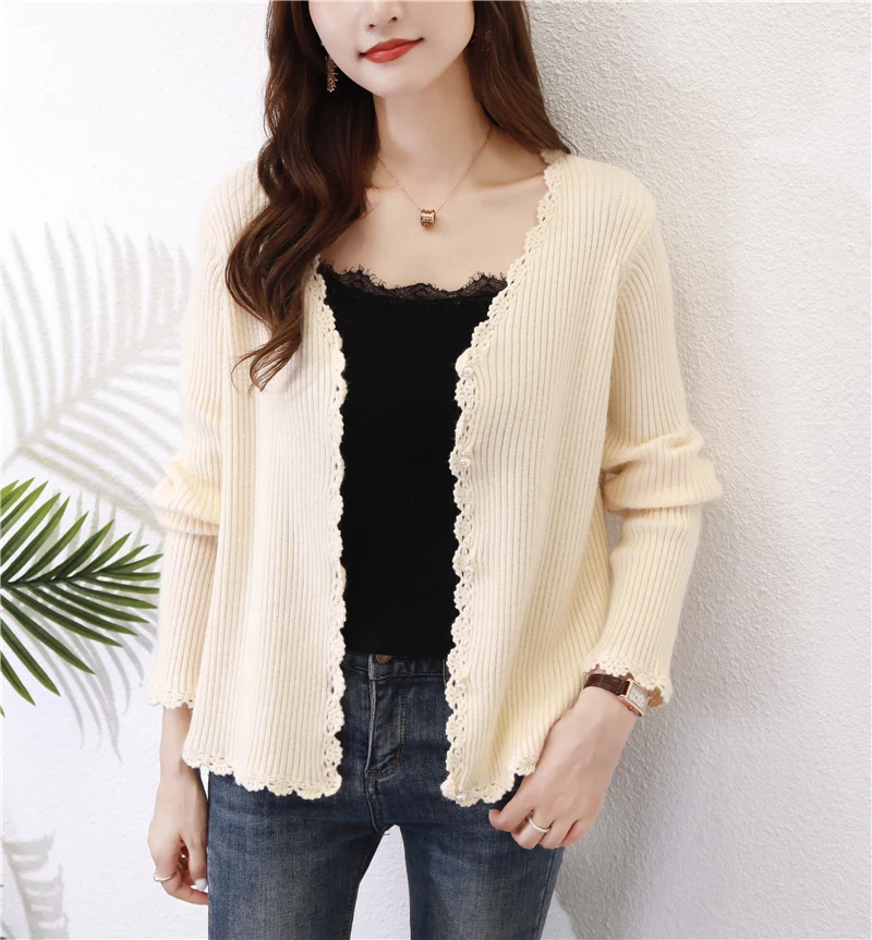 Кардиган однотонный трикотажный с V-образным вырезом и кружевом |