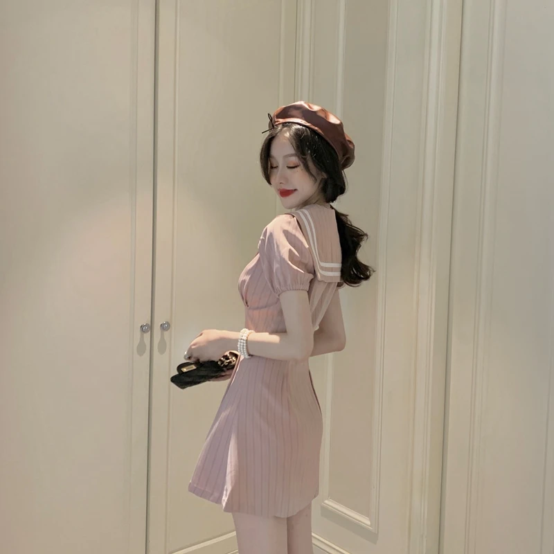 Женское платье с матросским воротником розовое в полоску V образным вырезом и