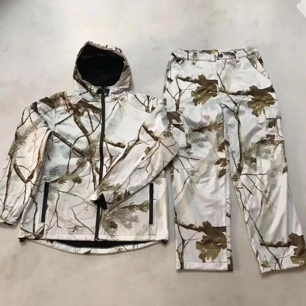 Один комплект непромокаемых ветрозащитных охотничьих костюмов с капюшоном и