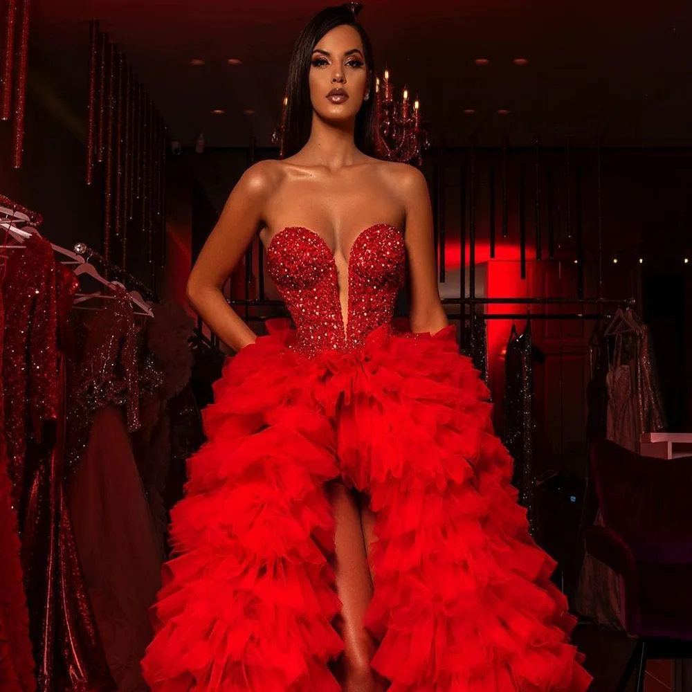 Модные красные вечерние платья с лифом сердечком и кристаллами 2020 многоярусные