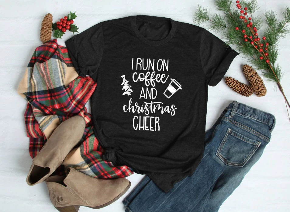 Футболка с надписью I Run On Coffee and Christmas Cheer стильная креативная Уличная