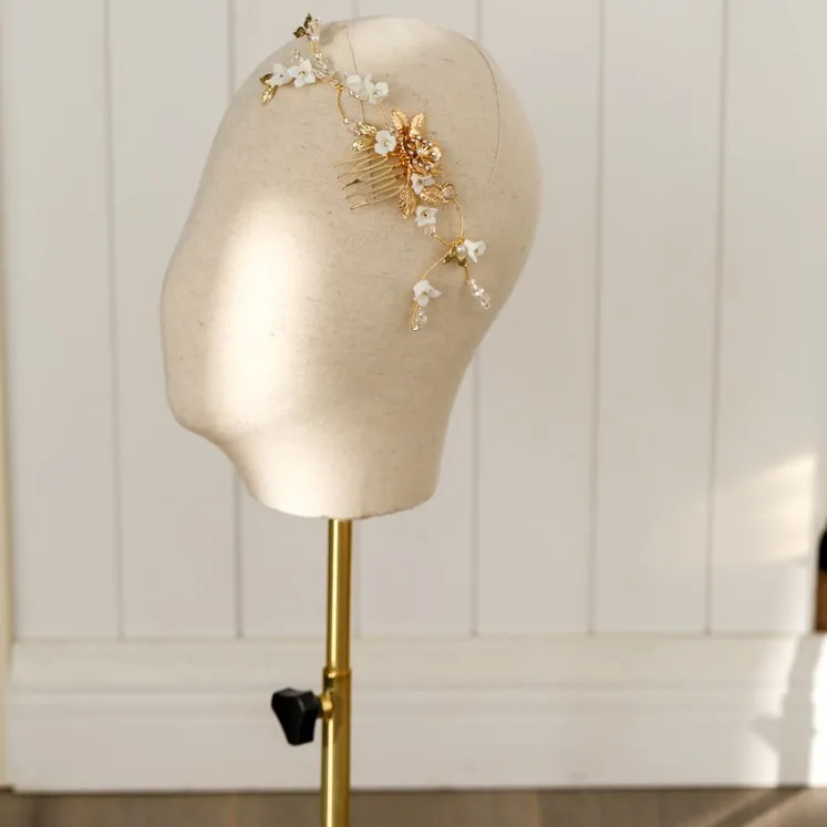 Нежный фарфор цветок свадебные волосы гребень Шпильки Золотой лист женский