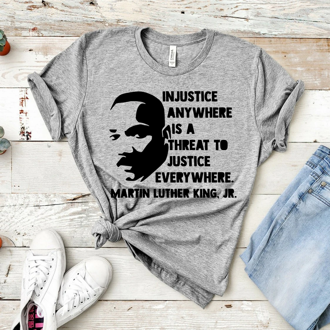 

Черная футболка с надписью «Dr Martin Luther King Jr»