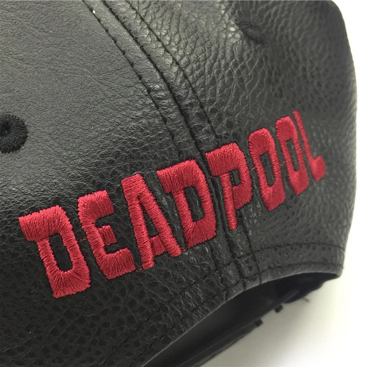 Кепка с логотипом в стиле Дэдпул красного цвета козырьком | Аксессуары для одежды