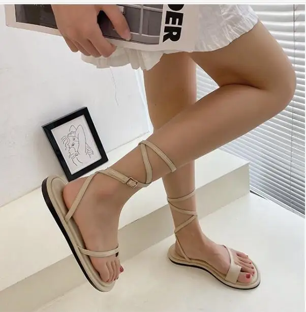 

Шлепанцы 2022 летние сандалии-гладиаторы женские универсальные богемные пляжные туфли на плоской подошве с пряжкой сандалии на толстой подо...