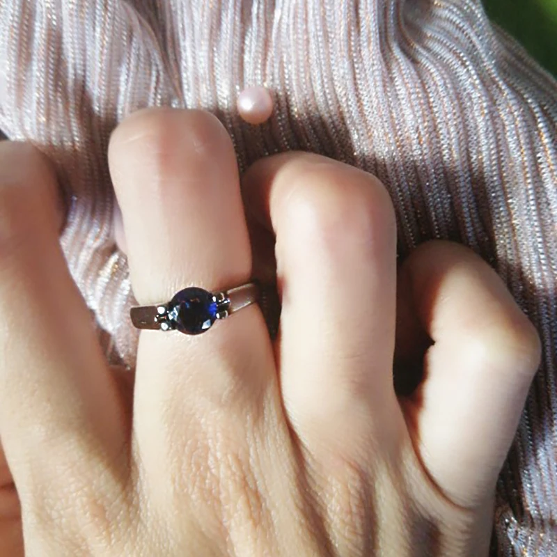 Женское кольцо с синими кристаллами круглой формы двойным циферблатом черного и